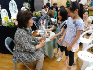 孫女獻花給阿嬤 祝母親節快樂