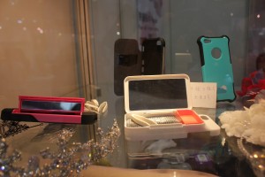 紫外線量がわかるiPhoneケースを展示する台湾企業