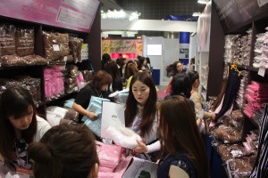 千冠莉のブースには常に人が溢れていた