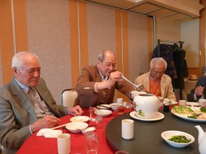 ふかひれ・鮑・干し貝柱や漢方食材など20種類を丸1日火にかけて作る壺蒸し料理を楽しむ福禄壽会メンバーの方々