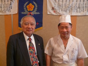 日本台湾福禄壽會・林丕繼会長(写真左)と東明飯店の温和栄料理長(写真右)