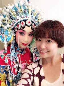 錢宇珊老師(右)為會員做京劇裝扮
