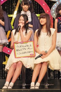 由參加國民美少女選拔的21位決賽者所組成的偶像團體「X21」希望粉絲可以注意到她們的多才多藝(左為吉本美憂、右為若山Ayano)