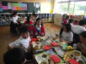 台灣小朋友體驗日本小學生的營養午餐（照片提供：周子秋）