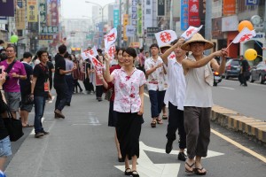 和服や昔の学生服姿の若者らによる店頭前パレード