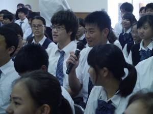 橫濱中華學院學生向演唱家提問