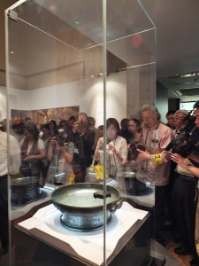 「台北　國立故宮博物院─神品至寶─」展會場，一進場首先看到的就是《散氏盤》