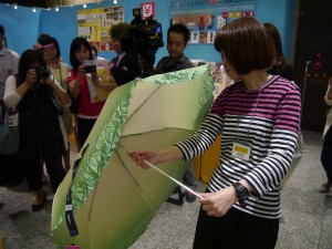 周邊商品中還有翠玉白菜為設計的雨傘