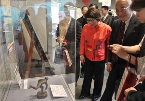 19日在野球殿堂博物館的贈像儀式結束後,嘉義市長黃敏惠(右3)和野球殿堂博物館理事長熊崎勝彥(右2)一起欣賞放在博物館內典藏的吳明捷像