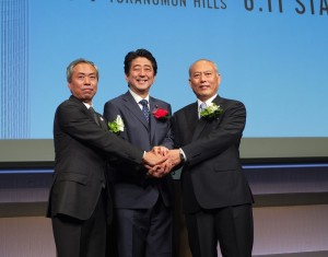 左起為森大廈公司社長辻慎吾、日本首相安倍晉三和東京都知事舛添要一,3人於6月10日出席「虎之門Hills」開幕典禮