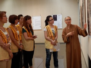 来場者に作品を説明する滿淨法師