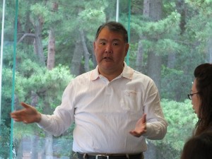 駐日代表處僑務組組長王東生參與球賽和大家互動