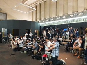 在東博本館特別5室的開箱儀式記者會現場擠進許多台灣和日本媒體,等著迎接翠玉白菜這個嬌客,但最後不得不取消