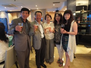 僑務組長趙雲華伉儷(左2、3)和與會的僑民合影留念