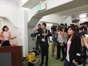 東博工作人員被台灣媒體圍住,針對開箱儀式一再延遲提出說明