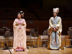 和橫濱中華學院學生交流時,特別介紹劇中演員服裝