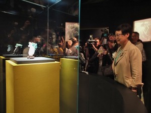國立故宮博物院院長馮明珠特地到《翠玉白菜》展場欣賞國寶在海外的首次展出