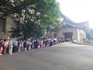 「神品至寶」展開幕首日,便吸引大批民眾到場排隊等著看門外不出的國寶《翠玉白菜》