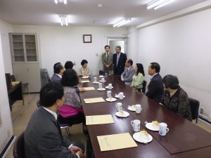 橫濱中華學院理事長林訓一(前方站立者右1)介紹該校與台灣教育機關的交流情形