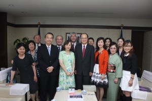 代表処にて集合写真