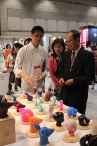 「FRESH TAIWAN MEET JAPAN」パビリオンを見学する沈斯淳・台北駐日経済文化代表処代表と代表夫人