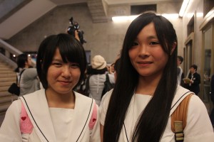 「翠玉白菜」を鑑賞した相馬東高校１年の大田麗さん(写真：右)