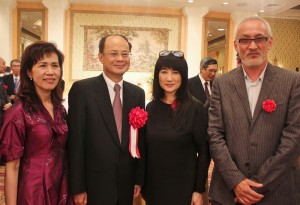 駐日代表沈斯淳伉儷(左1、2)和台裔演員余貴美子及其夫婿(右2、1)合影
