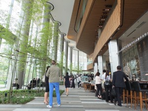 設施內寬敞的空間充滿綠意,有別其他商業設施