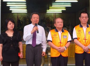 駐日代表處僑務組組長趙雲華(左2)連續3年參加法會(圖右2為法事大總理莊文勤)