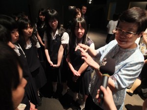 故宮院長馮明珠和等候看《翠玉白菜》的學生解說其工藝技巧