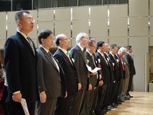 歷代名譽會長、張會長及理監事齊唱國歌與校歌