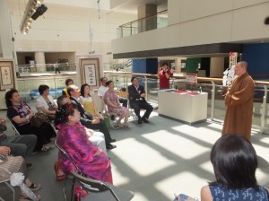 本栖寺住持滿潤法師致詞盼與會者透過星雲大師的墨寶,別有一番領悟