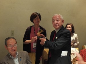 國語實小校長楊美伶(左)贈送紀念品給日華協會會長頭山興助(右)