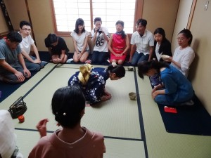 在傳統茶室體驗茶道