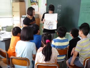 小老師以手工繪本介紹台灣神話故事