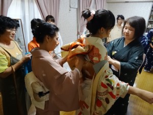 浜田老師為同學穿著和服