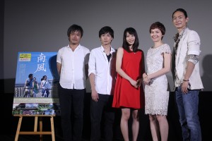 舞台挨拶にて。左から萩生田宏治監督、郭智博、黒川芽以、テレサ・チー、コウ・ガ