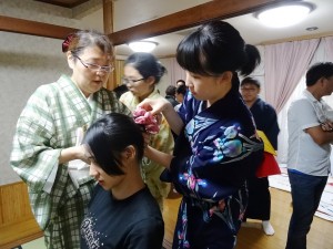 助手老師為同學們梳頭