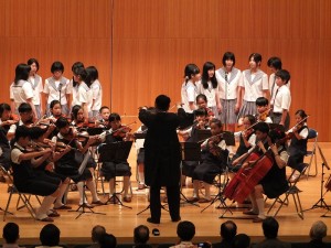 聖和學園高等學校合唱團成員上台演唱《花は咲く》