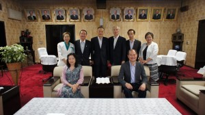 駐橫濱辦事處處長粘信士伉儷拜會靜岡縣議會議長多家一彥(後排左2)和副議長伊藤育子(後排左1)