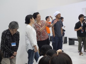日本知名藝術家柳美和(左3)比劃著舞台車的外型