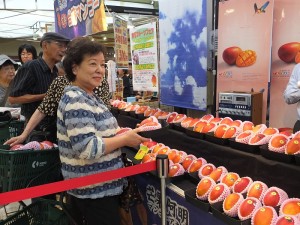 日本民眾在開賣前就排隊等待購買
