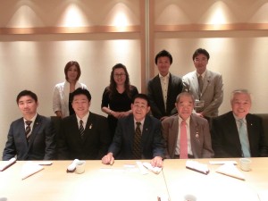 東京台湾商工会議所の銭妙玲会頭らとの集合写真