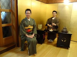 浜田老師指導同學姿勢 在立禮式茶室拍照留念