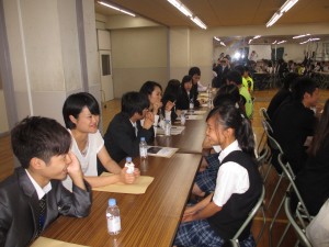 訪日研修団と横浜中華学校高校生との交流の様子