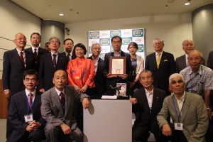 呉明捷の銅像を取り囲んで記念写真