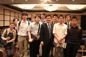 留学生らと記念撮影をする林佳龍氏