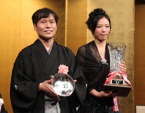 「森ビル杯 第52期十段戦」の勝者、高尾紳路さんと謝依旻さん