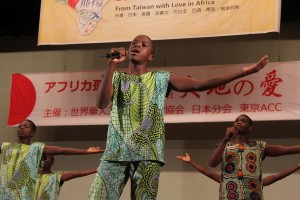 日本語の歌「ふるさと」や中国語の歌も披露した