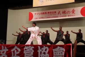 キレのある功夫を披露するマラウィの子供たち